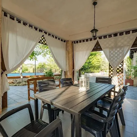 Sunshine House - Con Ampi Spazi, Piscina E Comfort Moderni